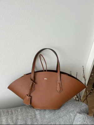 Brun handväska  - Säljer denna fina handväska ifrån Zara❣️i mycket bra skick!