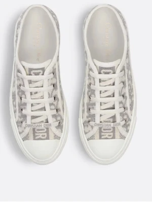 Dior sneakers  - Dior sneakers i storlek 37 väl använda därav pris 