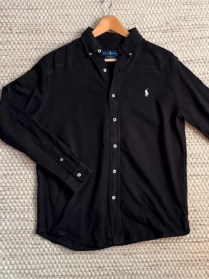 Ralph Lauren Skjorta  - Klassisk Ralph Lauren skjorta, otroligt snygg till skola och fest. Strl M. Tveka inte på att höra av er 🤝