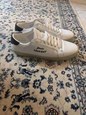 Saint Laurents - Saint Laurent skor i vitt, helt nya och är i helt nytt skick. Nu pris 7 839 mitt pris 2tusen. Dessa skor är för små för mig och kan tyvärr inte andvöndna dom.