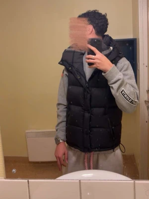 Svart pufferjacka med huva - Säljer en svart pufferjacka burrberry jacka