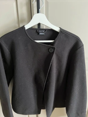 Svart kappa från Ginatricot - Svart ny skick kappa från Gina tricot jätte gullig och skön 💕