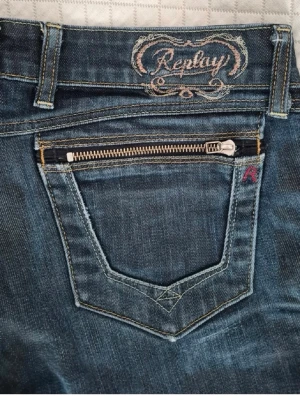 Mörkblå Replay jeans  - Snygga mörkblå jeans från Replay med raka ben och cool detalj i form av en dragkedja på bakfickan. 
