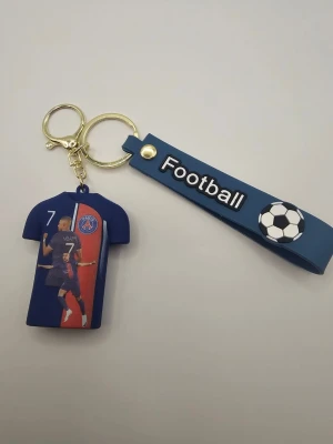 Nyckelring PSG Mbappé blå - Snygg nyckelring med blått band där det står 'Football' och en boll, samt en tröja med PSG:s logga och Mbappé nummer 7. Perfekt för dig som älskar fotboll och vill ha en unik accessoar till väskan eller nycklarna.