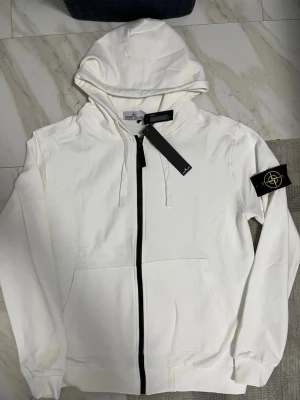Vit zip Stone Island - Säljer för jag inte använder den. Hör av er vid fundering. 