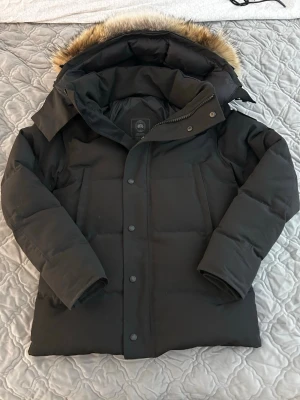 Canada goose Wyndham black label - Såljer denna fina jackan i storlek S pga köpte en ny så behöver inte denna mer, den håller dig jätte varm och är perfekt för alla outfits. Pälsen går och ta av och sätta på igen. Jackan är helt ny med inga skador!