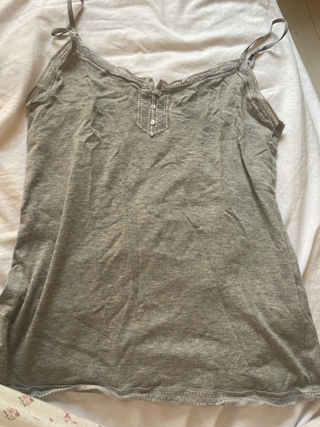 Grå pyjamastopp med spets och knappar - 2