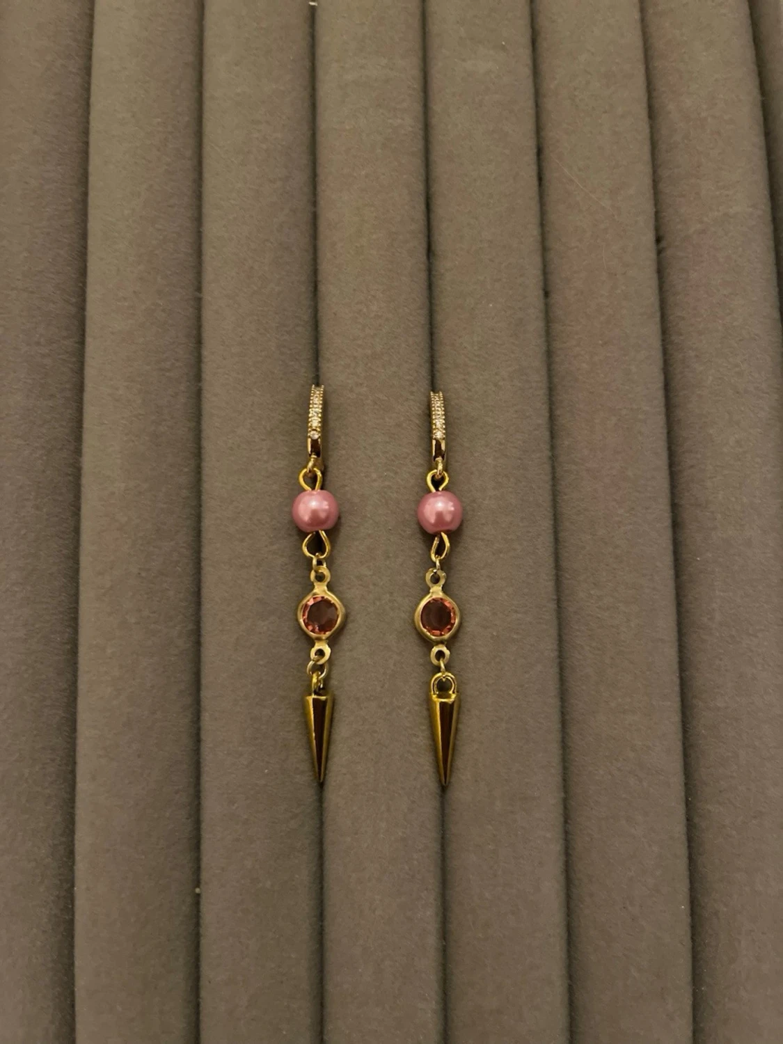 Guldörhängen med rosa pärlor och stenar