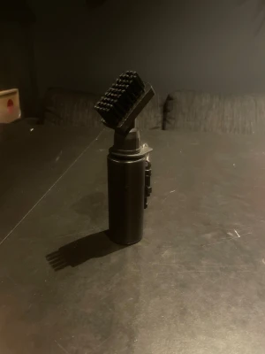 Svart golfklubbsborste med vattenbehållare - Praktisk svart borste för golfklubbor med inbyggd vattenbehållare. Perfekt att fästa på golfbagen med karbinhake. Borsten har både hårda och mjuka borst för effektiv rengöring av klubbor och grooves. Smidig att ta med på golfbanan.