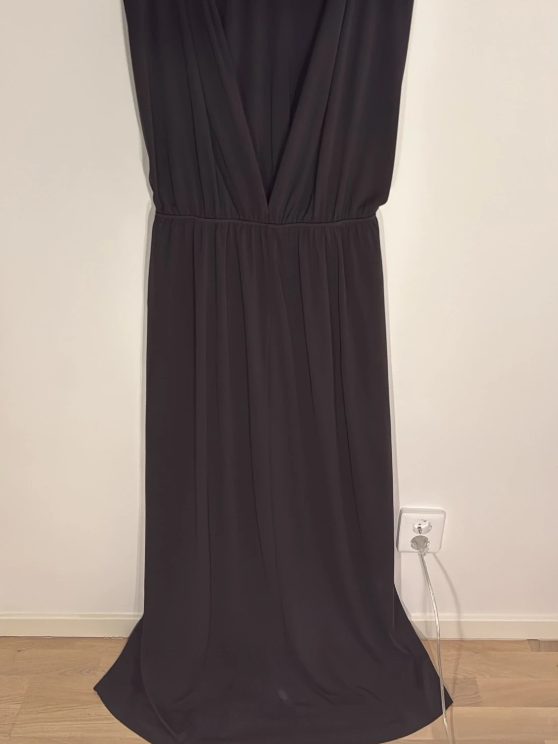 Svart långklänning med v-ringning - 1