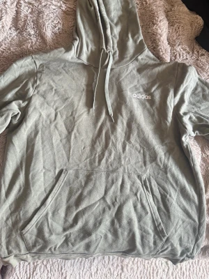 Grön hoodie från Adidas med huva - Snygg grön hoodie från Adidas med klassisk huva och dragsnören😍💕