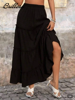 Svart volangkjol från Shein - Trendig långkjol i svart från Shein med bred resår i midjan och flera volanglager. Kjolen har en luftig passform och är tillverkad i ett mjukt tyg som ger ett snyggt fall. Perfekt för dig som vill ha en stilren och bekväm kjol med volangdetaljer. Köp båda för 50 kr eller en för 30 kr