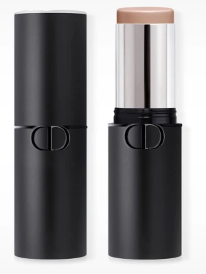 Dior Forever Skin Contour -  contour i stickformat från Dior med elegant svart hylsa och silverdetaljer. Enkel att applicera tack vare den smidiga stiftformen och lyxiga designen.