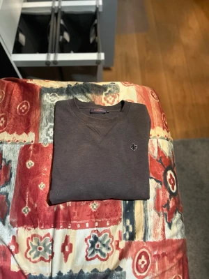 Brun Morris Tröja Storlek: S - Säljer en brun Morris tröja i snygg och stilren modell. Tröjan är i bra kvalitet och har en skön passform, passar perfekt till både vardag och lite mer uppklätt. Lätt att matcha med jeans och funkar året runt.  Bra skick. Finns lite slitning på insidan av armen men det syns inte när man har den på (se bild).  Storlek: S  Pris: 399 kr  Pris går att diskutera vid snabb affär. Skriv vid frågor eller intresse.