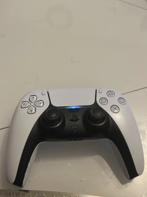 Sony DualSense PS5 handkontroll vit - Säljer en ps5 kontroll som har använts innan, dm för mer info!