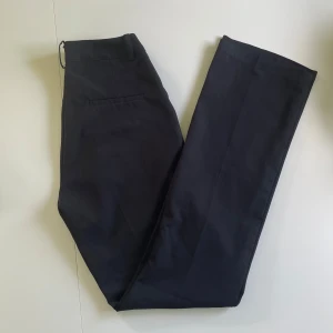 Kostymbyxor från Bikbok - Säljer svarta kostymbyxor från Bikbok i storlek 36. Modellen heter Vilma. Oanvända men har inte lappen kvar. Mid- / highwaist, raka ben men lite utsvängda nertill, pressveck och har fickor fram och detalj fickor bak (se bild 2), knäppningen vid midjan syns på bild 3. Köparen betalar frakten!