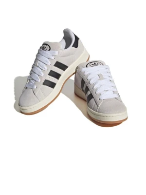 Adidas Campus grå sneakers - Snygga Adidas Campus sneakers i beige mocka. Supersköna att gå i och jag har endast använt dom 2 veckor då det ej var min stil. 