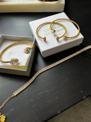 Caroline svedbom & IOAKU - 3 st Caroline svedbom armband. 2st i mindre modellen med de rosa stenarna och vita pärlorna. 1st i stora modellen med vita stenar. Box tillkommer till alla. Ett IOAKU halsband köpt från JACKIE, Box tillkommer🩷 Allt för 1550kr eller det två små för 400kr st, stora för 550kr och halsband 350kr 