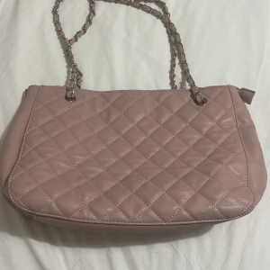 Rosa quiltad handväska med kedjerem - Säljer en ljusrosa handväska från Don Donna! 🩷köptes för ca 700kr men säljer för 550