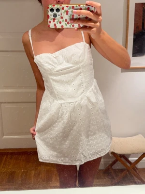 Studentklänning  - Säljer denna så fina klänning perfekt till studenten eller skolavslutningen💖😊😇