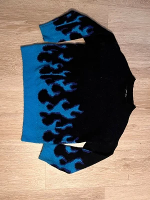 Eld tröja - En varm tjock tröja svart och blå med flammor på  från Shein 🍋