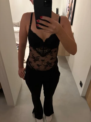 Spets body  - Säljer denna super snygga trendiga spets bodyn från H&M. Bodyn är svart och öppen i ryggen🫶🏻                          Storleken är oklar pga att lappen är bortklippt men den passar mig som är en S. Hör av dig privat om du är intresserad för vidare koll på storlek kring byst och annat. 