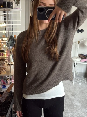 Brun stickad tröja  - Samsøe samsøe beige/brun stickad tröja, använd någon gång. Mjukt matreal som ej blir nopprigt, bra kavaljet och märke. Säljer då den inte kommit till användning 