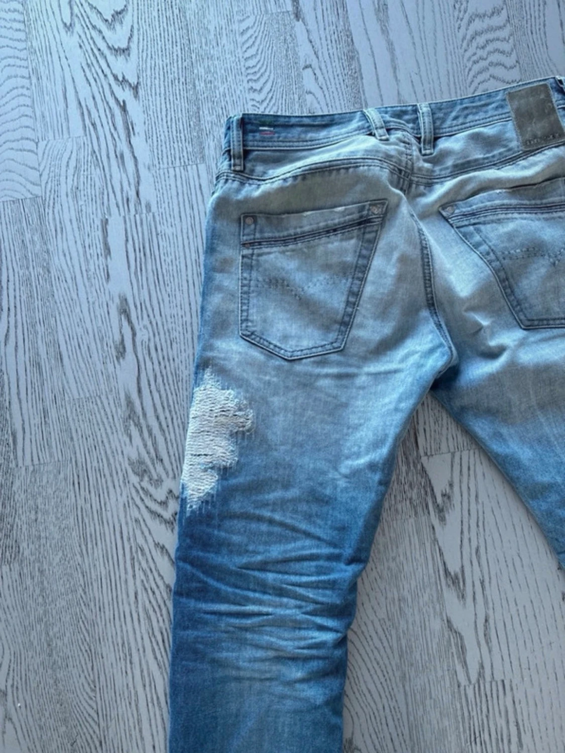 Blå slitna jeans med patchdetaljer - 4