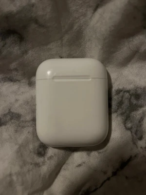 AirPods Gen-2  - Säljer dessa AirPods Gen-2 i fungerande skick, hör av dig vid flera frågor eller bilder. Rengörs innan de skickas iväg💕