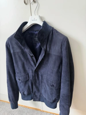 Mocka jacka - Hej säljer nu denna sjukt snygga mockajackan. | 100 % äkta läder och märket heter Grand Frank, kostade 500€ ny alltså omkring 5500 kr. | Väldigt bra skick, knappt använd. | Modellen är 180. Hör av er vid frågor!🌟