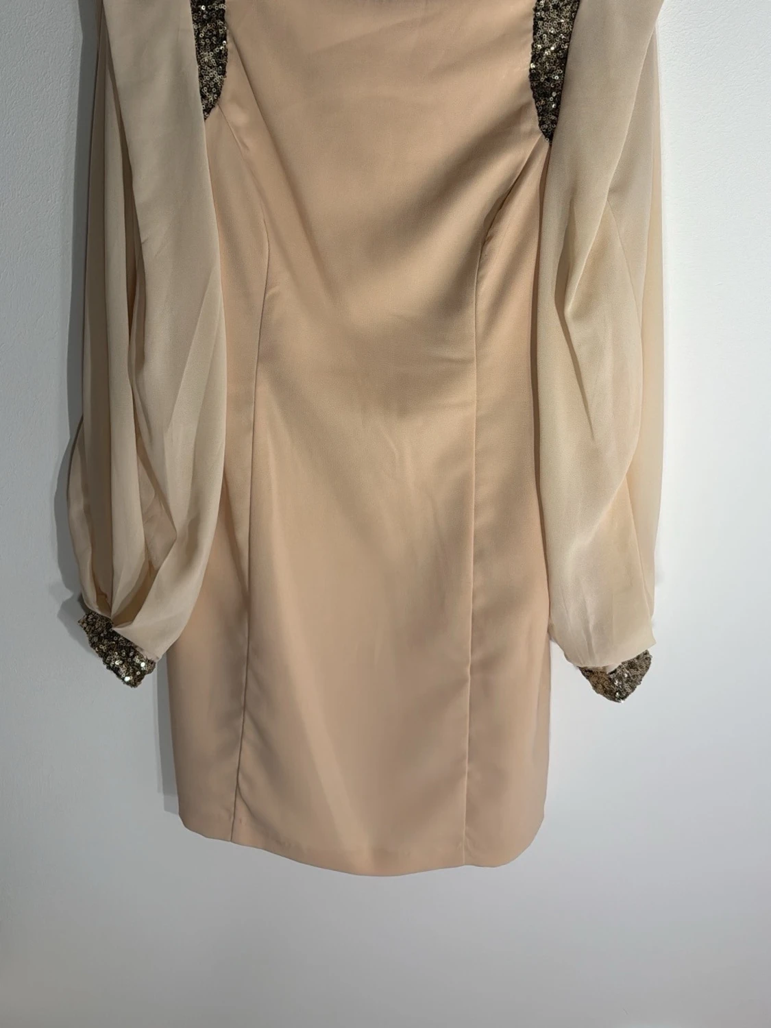 Beige kortklänning med paljettdetaljer - 1