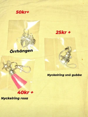 Berlocker - Nyckelring rosa 40 kr Örhängen 50kr Nyckelring snögubbe 25kr