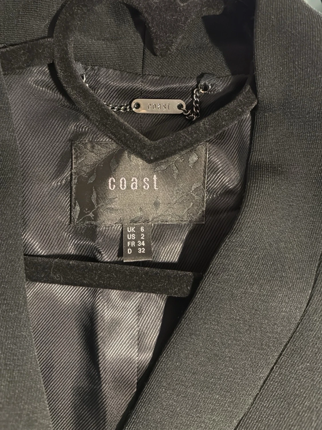 Svart kappa med satindetaljer - 2