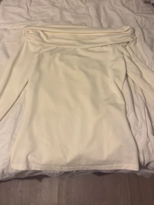 Vit offshoulder tröja  - Jättefin bara inte kommit till användning🥰Skulle säga mer krämvit än beige