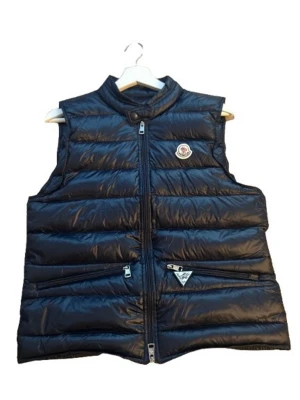 Moncler gui - Go vest från moncler i marinblå som är i strl S/1 som passar dig som är 170-180 och är stilren och go, triangel taggen medföljer