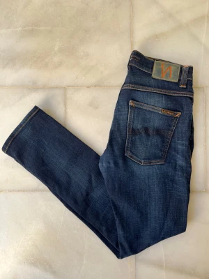 Mörkblå jeans från Nudie Jeans - Säljer ett par feta, mörkblå Nudie Jeans i ett mycket bra skick! 😊                                                    ——————————————————————————                                                          📐| Storlek: 29-30                                                  👖| Märke: Nudie Jeans                                         🔎 | Skick: Mycket bra                                            💵 | Ny Pris: 1599kr                                                 ✍🏻 | Skriv om du har några frågor 