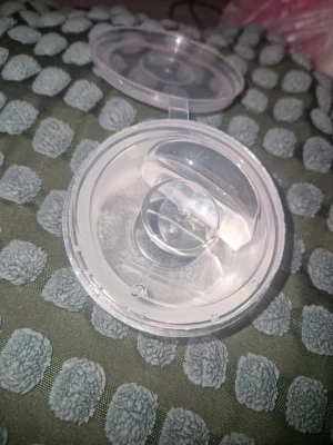 Gelevax ljus - 100g Nytt och oanvänt gelévax, perfekt för dej som vill göra egna kristallklara och dekorativa ljus. Gelévaxet är enkelt att arbeta med och idealiskt för att bädda in t.ex. snäckor eller blommor etc. Brinner rökfritt och ger en vacker glaseffekt.