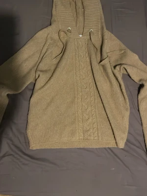 Beige stickad hoodie från Hollys  - Stickad tröja,brun beige