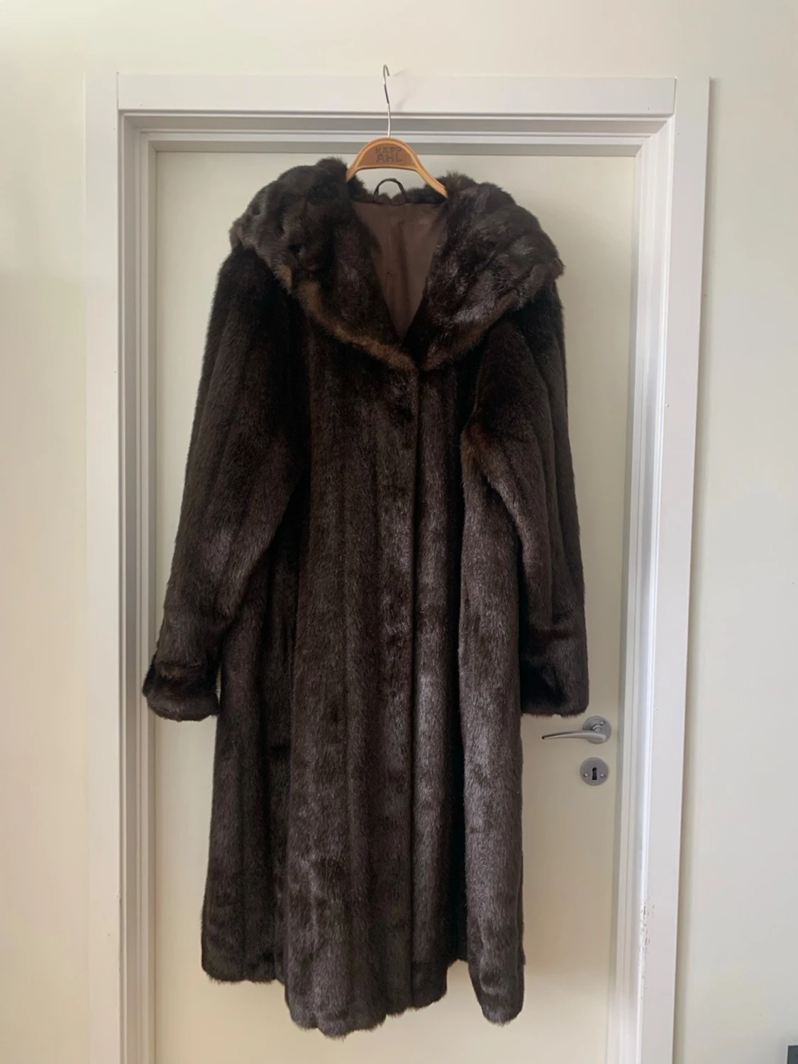 Lång mörkbrun pälsjacka med krage