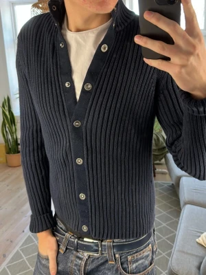 Stickad knapp tröja mörkblå  - Unik och stilren! Mått: A:49 B:43 C:42 D:60 (cm) Skriv vid fundering 😊✌️