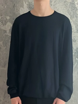 Gran Sasso Finstickad Tröja - Väldigt bra skick. Marinblå färg.🔵 Modellen är 178cm och väger 61kg