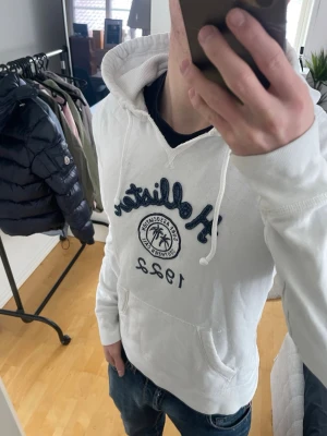 Hollister vintage 2000s hoodie (Sällsynt) - Säljer nu denna sjukt snygga vintage 2000s Hollister hoodie😊 Säljs ej längre i butik och är därav mycket eftertraktad 🤝 Både varm och bekväm och passar till allt🙌 Storlek L men passar Xs perfekt i passformen. Skriv vid funderingar 📲