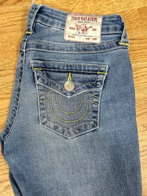 True Religion blå bootcut jeans - Skitsnygga True Religion Jeans! I modell Becca, midrise bootcut😍De har hål mellan benen men så enkelt att fixa! Storlek 25! Passar XS/S perfekt!😍 Jag är 160 som referens😍