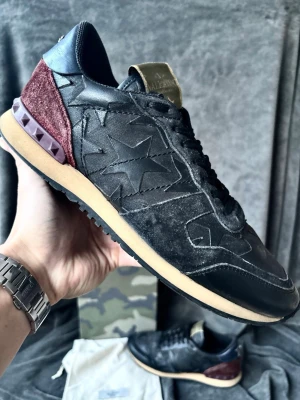 Valentino rockrunner skor - Orginalstorlek 42, men sitter oftast mer mot 43, fråga om innermått vid osäkerhet | limiterat antal tillbehör, först till kvarn gäller, välj mellan box, eller dustbag, kort kan läggas till 