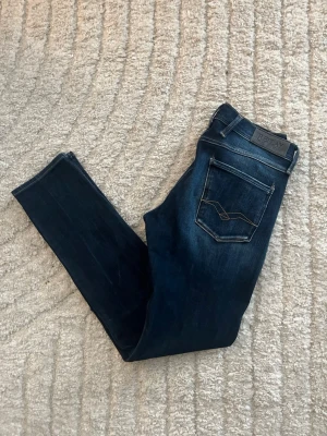 Replay Anbass hyperflex jeans  - Snygga Replay Anbass hyperflex jeans med kontrastmönster. Midja 38cm, längd 100cm. Obs längdmåttet saknas, men jag skulle bedöma till L32 men utgå efter mått. JAG SKICKAR EJ FLER BILDER NÄR JAG BÄR JEANSEN! för bättre inblick i passformen rekommenderar jag att googla på modellnamnet. För storleksguide kolla måtten noggrant då jeansen alltid kan vara uppsydda heller krympta och jag ej tar emot returer :) 1,68
