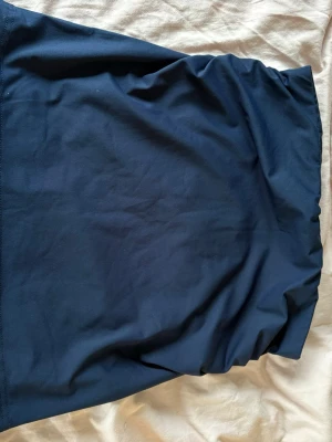 Mörkblå  kjol - Säljer en mörkblå kort kjol. Sitter jättesnyggt men kommer tyvärr inte till andvändning. Storlek M💕