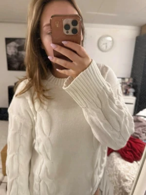 Vit kabelstickad tröja  - Säljer en vit kabelstickad tröja 