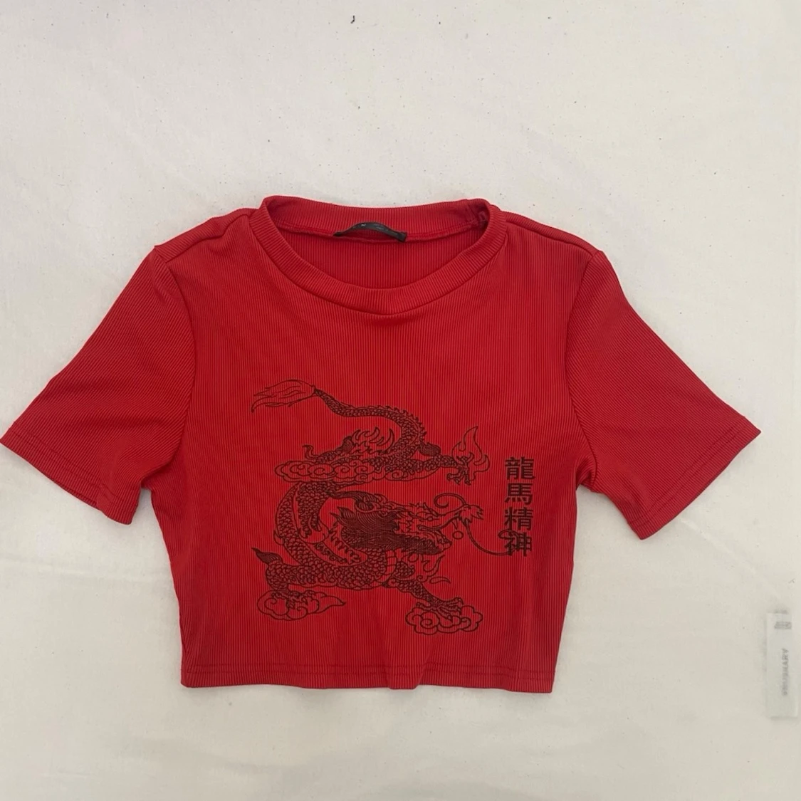 Röd croppad topp med draktryck