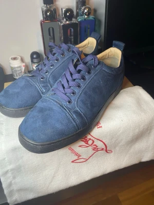 Marinblåa Christian Louboutin - Snygga blåa sneakers i mocka från Christian Louboutin med klassiska röda sulor och matchande blå skosnören. Pris 1199 men går att diskuteras, vid minsta fråga eller intresse så skriv!                                   |Skick: 8/10|                                                                 Storlek 42 men passar även 43.