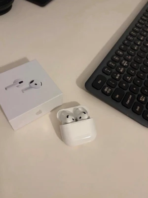 Apple AirPods 4 (ANC) - Säljer ett par AirPods 4(ANC) som är i väldigt fint skick. Original förpackning följer med.